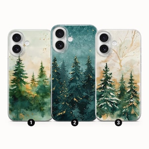 Può includere: Tre custodie per telefono con disegni di foreste ad acquerello. Le custodie presentano alberi sempreverdi in tonalità di verde, oro e blu. I disegni hanno una qualità sognante e artistica, con un focus sui temi della natura e del paesaggio.