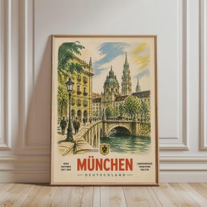 Pode incluir: Um cartaz de viagem de estilo vintage de Munique, Alemanha, apresentando uma ponte de pedra sobre um rio, edifícios históricos e uma igreja com uma torre alta. O texto diz MÜNCHEN DEUTSCHLAND, HERZ BAYERNS SEIT 1810, LEBENSFREUDE TRADITION KULTUR.