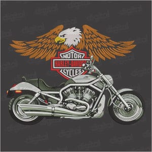 以下が含まれることがあります： ハーレーダビッドソンのロゴと翼を広げたワシが描かれた、銀色のオートバイの刺繍デザイン。ロゴは赤と白で、ワシは茶色と白です。背景は濃いグレーです。
