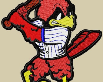 Puede incluir: Parche bordado con un pájaro cardenal rojo con uniforme de béisbol, sosteniendo un bate de madera. El pájaro tiene pico y patas amarillas, con contorno negro. El uniforme es blanco con rayas y botones azules.