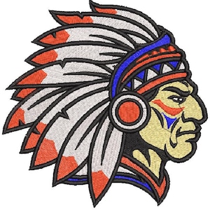 Puede incluir: Parche bordado que representa a un jefe nativo americano de perfil. El diseño presenta un tocado con plumas blancas con puntas naranjas, una diadema azul y roja y una expresión facial severa. La paleta de colores incluye beige, rojo, azul y negro.