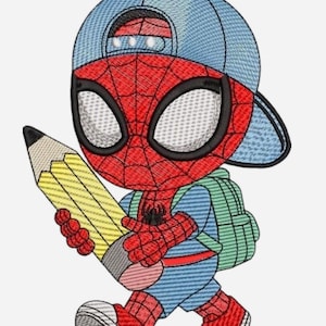 Pode incluir: Um emblema bordado apresentando um personagem de desenho animado com um traje vermelho e preto com padrão de teia de aranha, usando um boné azul claro, uma mochila verde e shorts azuis. O personagem segura um lápis amarelo com borracha cinza.