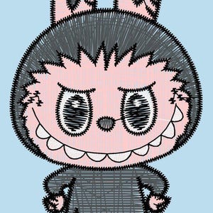 Puede incluir: Ilustraci&oacute;n de dibujos animados de una criatura parecida a un conejo con apariencia cosida. La criatura tiene cara y orejas rosas, ojos grandes y una amplia sonrisa con dientes visibles. Viste un atuendo gris sobre un fondo azul claro.