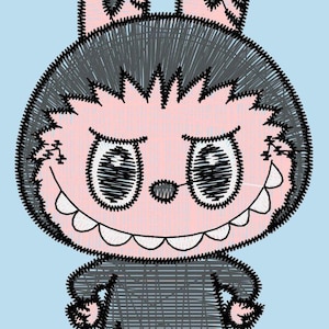 Puede incluir: Ilustraci&oacute;n de dibujos animados de una criatura parecida a un conejo con apariencia cosida. La criatura tiene cara y orejas rosas, ojos grandes y una amplia sonrisa con dientes visibles. Viste un atuendo gris sobre un fondo azul claro.