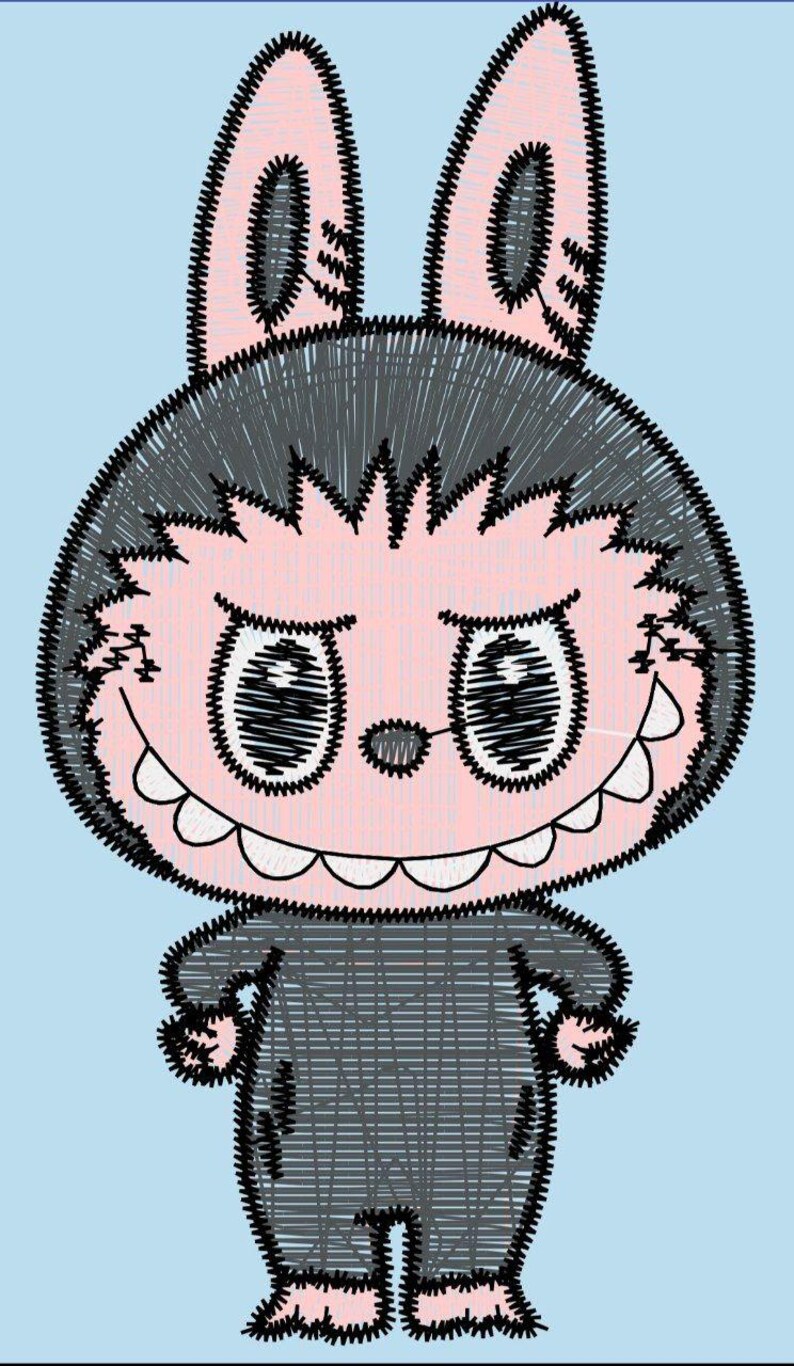 Puede incluir: Ilustraci&oacute;n de dibujos animados de una criatura parecida a un conejo con apariencia cosida. La criatura tiene cara y orejas rosas, ojos grandes y una amplia sonrisa con dientes visibles. Viste un atuendo gris sobre un fondo azul claro.