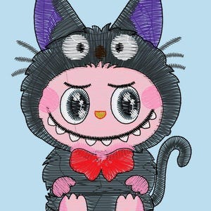 Puede incluir: Ilustraci&oacute;n bordada de una criatura con un disfraz de gato negro con orejas moradas, ojos grandes y una pajarita roja. La criatura tiene la piel rosada, una sonrisa dentuda y est&aacute; sobre un fondo azul claro.