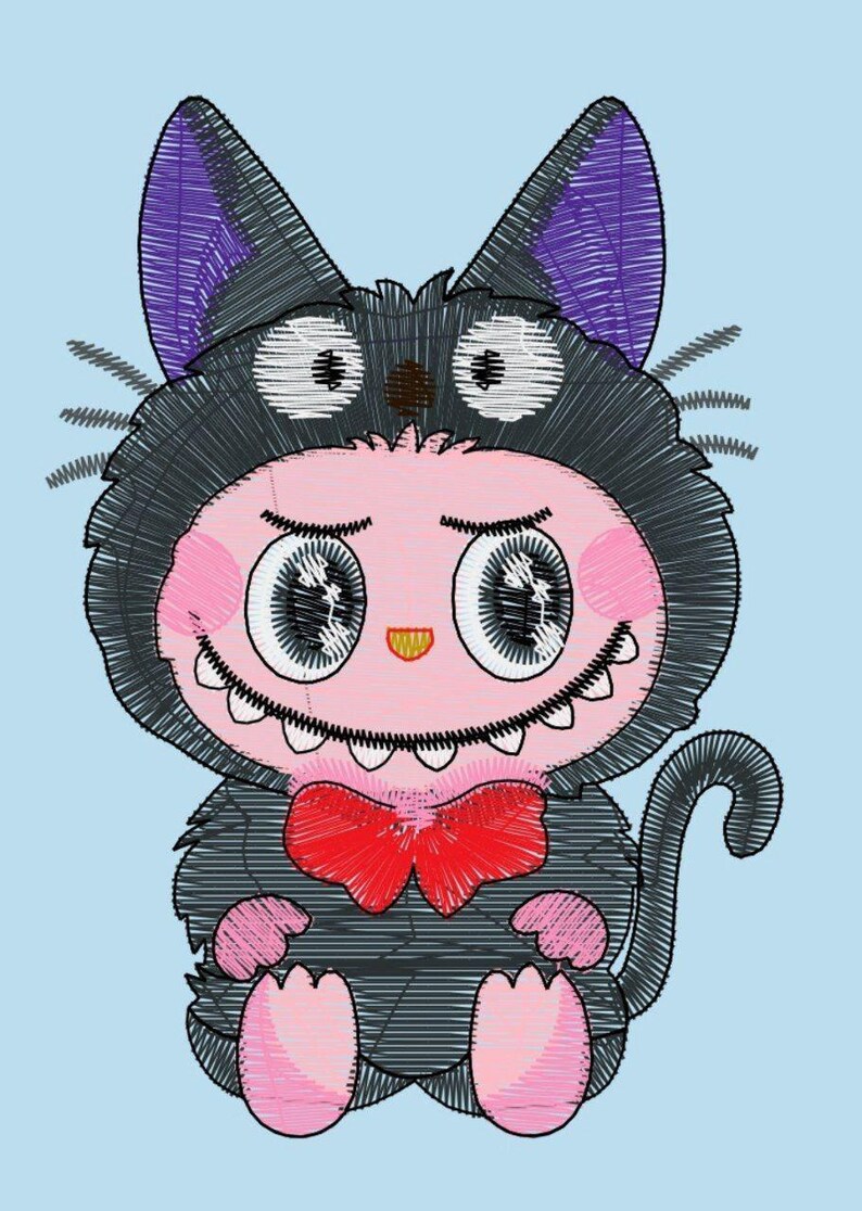 Puede incluir: Ilustraci&oacute;n bordada de una criatura con un disfraz de gato negro con orejas moradas, ojos grandes y una pajarita roja. La criatura tiene la piel rosada, una sonrisa dentuda y est&aacute; sobre un fondo azul claro.