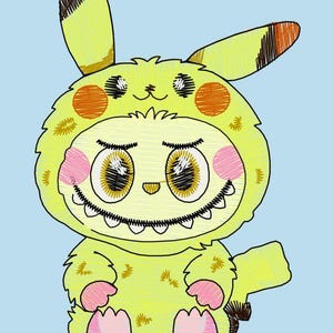 Puede incluir: Ilustraci&oacute;n caprichosa de una criatura con un disfraz amarillo inspirado en Pikachu. El personaje tiene ojos grandes, mejillas rosadas y una sonrisa con dientes. El disfraz presenta orejas largas con detalles marrones y naranjas, y patas rosas. El fondo es azul claro.