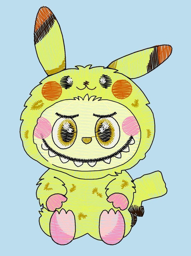 Puede incluir: Ilustraci&oacute;n caprichosa de una criatura con un disfraz amarillo inspirado en Pikachu. El personaje tiene ojos grandes, mejillas rosadas y una sonrisa con dientes. El disfraz presenta orejas largas con detalles marrones y naranjas, y patas rosas. El fondo es azul claro.