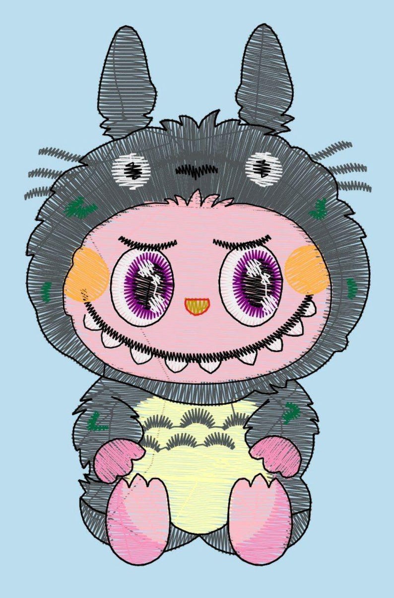 Puede incluir: Ilustraci&oacute;n caprichosa de una criatura con un disfraz gris y peludo con grandes ojos morados y una sonrisa dentuda. El personaje tiene manos y pies rosas y una barriga amarilla. El fondo es azul claro.