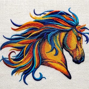Può includere: Testa di cavallo ricamata con una criniera fluente nei toni del giallo, arancione e blu. L'opera d'arte è cucita su un tessuto di colore chiaro, mostrando la lavorazione dettagliata e i colori vivaci del design.