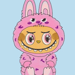 Puede incluir: Un personaje de dibujos animados bordado en rosa con un disfraz de conejito sobre un fondo azul claro. El personaje tiene una cara amarilla, ojos rosas grandes y una sonrisa con dientes. El traje de conejito tiene orejas largas y detalles morados.