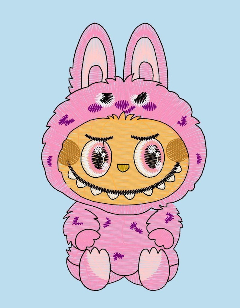 Puede incluir: Un personaje de dibujos animados bordado en rosa con un disfraz de conejito sobre un fondo azul claro. El personaje tiene una cara amarilla, ojos rosas grandes y una sonrisa con dientes. El traje de conejito tiene orejas largas y detalles morados.