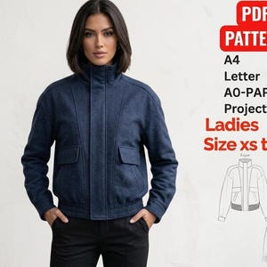 Peut inclure: Une veste bleu foncé avec un col montant, des manches longues et deux poches à rabat. Le texte indique : PDF PATTERN, A4, Letter, A0-PAPER, Projector, Ladies, Size xs to 5xl. Un dessin au trait montre les vues avant et arrière de la veste.