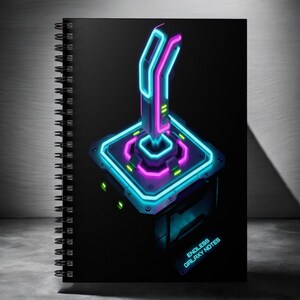 Puede incluir: Una taza de cerámica blanca con un asa negra y el texto "But First, Coffee" en negro, con una fuente de estilo manuscrito. La taza está sobre una superficie blanca.