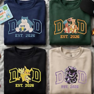 Op de afbeelding: Vier crewneck sweatshirts met "DAD" en "EST. 2026" ontwerpen, elk met verschillende Pokémon-personages. Er is ook een zwarte baseballcap met de tekst "Best Dad Ever" en een Pikachu-afbeelding. Een Vaderdagkaart en een geschenkdoos zijn inbegrepen.
