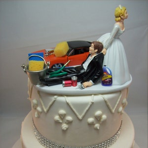 Divertido lavado de autos 1970 Dodge Charger Orange Auto Wedding Cake Topper Mr Mechanic Love Mrs Baby