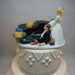 Funny Car Wash 1970 Dodge Charger Negro w / Red Auto Wedding Cake Topper Mr Mechanic Love Mrs Baby