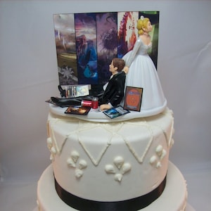Divertente Topper per Torta Nuziale Carte Mondi Gamer Gaming Junkie Giocatore Personalizzato Fantastico Affascinante Prova Sposo Magia