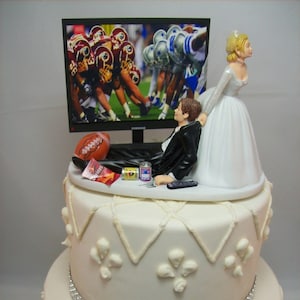 FOOTBALL (jedes Team/Spiel auf TV-Bildschirm) lustige Hochzeitstorte Topper Sport FAN Junkie Addict Probe Abendessen Bräutigam Bräutigam Custom