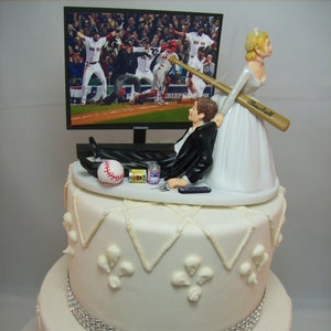 BÉISBOL (cualquier equipo/juego en la pantalla del televisor) Adorno divertido para pastel de bodas Cena de ensayo para fanáticos de los deportes Novia del novio con velo Fútbol personalizado para el novio