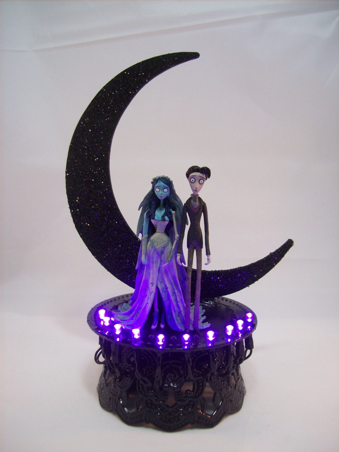 Corpse bride wedding cake topper | Honestweddingadvice.com