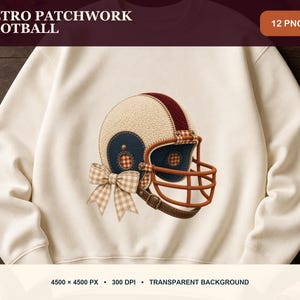 Peut inclure: Un sweat-shirt couleur crème arborant un motif central de casque de football américain au style patchwork. Le casque présente des panneaux en tissu texturé crème, bleu marine et bordeaux, une grille de protection marron et un nœud vichy beige.