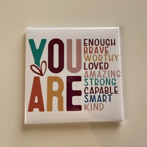 Tu sei abbastanza – Magnete con affermazione, citazione motivazionale, regalo per l'amor proprio (6,35 cm)