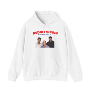 Puede incluir: Sudadera con capucha blanca con bolsillo delantero y cordón. La sudadera presenta el texto "REDDIT VIRGIN" en rojo, encima de una foto de tres hombres. Debajo está "R/FELGERANDMAZZ".