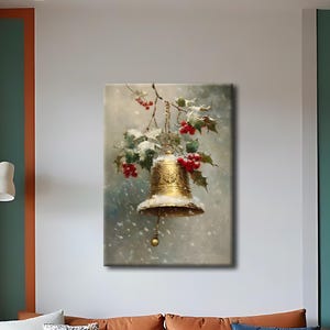 Könnte beinhalten: Ein rechteckiger Wandkunstdruck, der eine goldene Glocke zeigt, die an einem Zweig mit grünen Stechpalmenblättern und leuchtend roten Beeren hängt, alles mit weißem Schnee bestäubt vor einem weichen Hintergrund mit Schneeflocken.