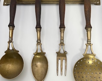 Juego de utensilios de cocina de latón vintage con soporte de pared, decoración rústica de granja, utensilios de cocina de mediados de siglo, mangos de madera, juego de cocina colgante