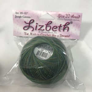 Può includere: Un rocchetto di filo Lizbeth di misura 20, 100% cotone egiziano, di colore verde e blu. L'etichetta riporta "Art. 20-167 Jungle Greens" e "Size 20 thread 100% Egyptian cotton, Lizbeth by Handy Hands, Inc. Tat, Knit or Crochet like a Dream!"
