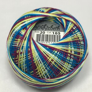Può includere: Un gomitolo di filo da ricamo multicolore in tonalità di blu, verde, giallo e viola. L'etichetta riporta "HHLizbeth Taglia 20 Col. 105" con un codice a barre.