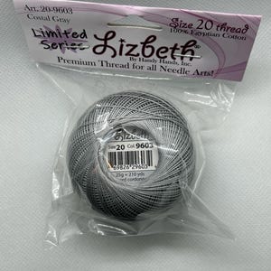 Peut inclure: Pelote de fil Costal Gray Lizbeth Taille 20, 100% coton égyptien, dans un emballage plastique transparent. L'étiquette indique "Limited Series" et "Premium Thread for all Needle Arts!". Le fil est de 25g et 192 mètres.