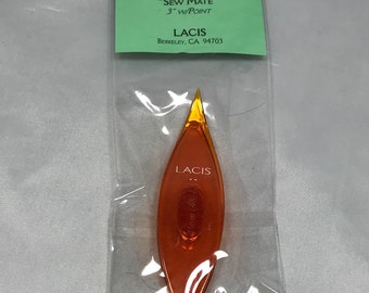 Lacis - Sew Mate - Tatting Shuttle - Plastic - Perfect for Beginners - With Point