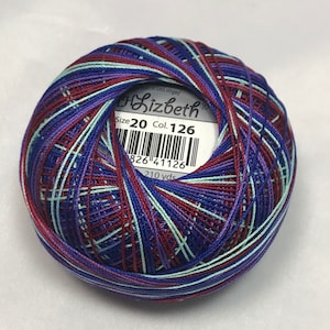 Può includere: Un gomitolo di filo da ricamo Lizbeth taglia 20 mercerizzato e singed, colore 126. Il filo è una miscela multicolore di blu, viola, rosso e bianco. Il gomitolo è di 210 yards.