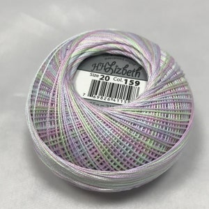 Può includere: Un gomitolo di filo mercerizzato di misura 20 in un motivo multicolore di rosa, verde e bianco. L'etichetta riporta "HH Lizbeth" e "Size 20 Col. 159".