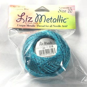 Puede incluir: Un carrete de hilo Liz Metallic azul turquesa, tamaño 20, en un paquete de plástico transparente. El embalaje incluye el texto "Liz Metallic" y "Unique Metallic Thread for all Needle Arts!"