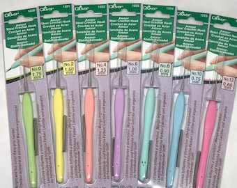 Pode incluir: Um conjunto de dez agulhas de crochê de aço coloridas com alças ergonômicas. As agulhas são etiquetadas com o seu tamanho em milímetros. A embalagem inclui o nome da marca "Clover" e o nome do produto "Amour Agulha de Crochê de Aço".