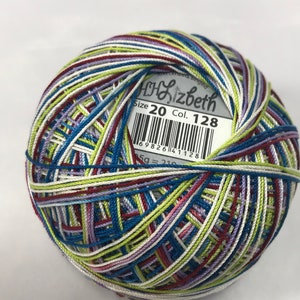 Può includere: Un gomitolo di filo da ricamo multicolore con un'etichetta che recita "Lizbeth Taglia 20 Col. 128".
