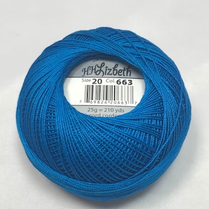 Può includere: Un gomitolo di filo da uncinetto blu brillante con un'etichetta centrale che riporta "HH Lizbeth Size 20 Col. 663". L'etichetta indica 25g di filo, equivalenti a circa 192 metri. Il filo è avvolto strettamente, mostrando una superficie strutturata.