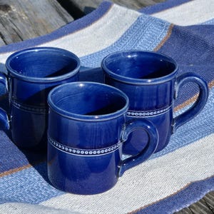 Set med 3 vintage skandinaviska gamla Höganäs koboltblå espressokoppar med blank glasyr, J. Andersson, Sverige 1960-tal