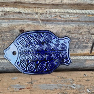 Piastra riscaldante vintage in ceramica artigianale scandinava a forma di pesce blu cobalto, Upsala Ekeby, Svezia, anni '60