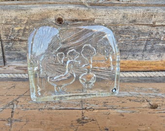 Pisapapeles antiguo escandinavo de bloque de vidrio con patos, Uno Westerberg, Pukeberg, Suecia, década de 1970.