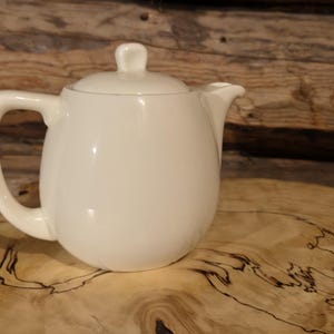 vintage skandinavisk krämig tekanna från mitten av århundradet "187-2 494" Gustavsberg, Sverige