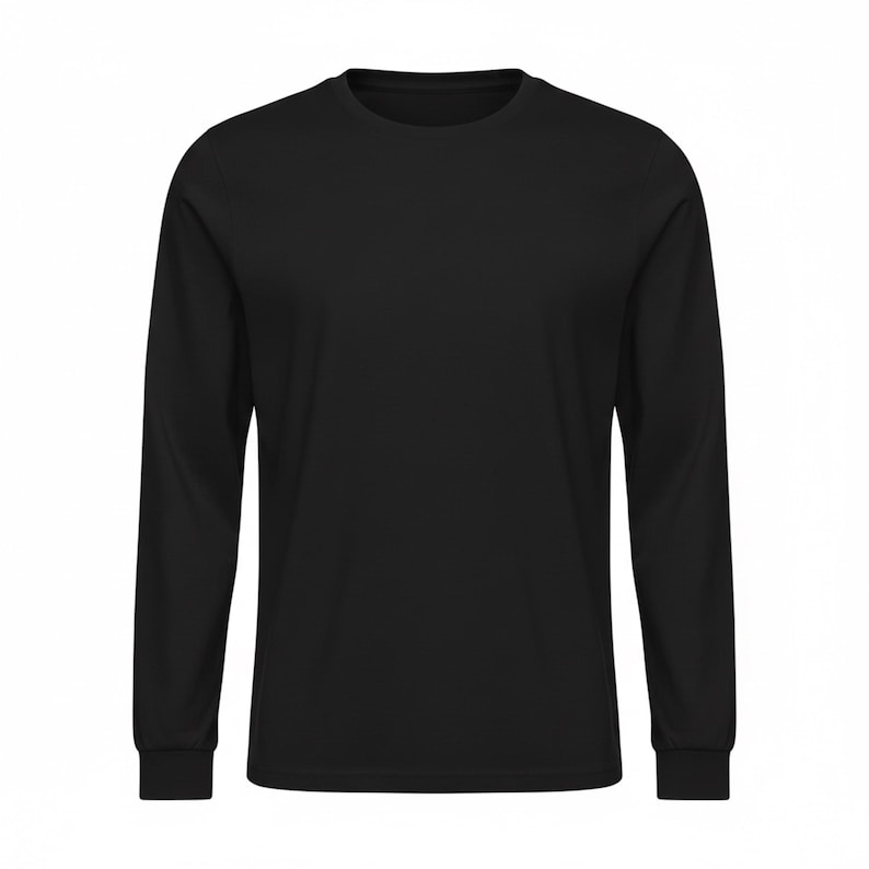 Puede incluir: Una camiseta negra de manga larga. La camiseta tiene cuello redondo y mangas largas con pu&ntilde;os acanalados. La tela parece ser un material suave y c&oacute;modo. Es una prenda b&aacute;sica y vers&aacute;til, adecuada para usar sola o en capas.