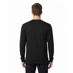 Puede incluir: Una camiseta negra de manga larga. Tiene cuello redondo y mangas largas que llegan a las mu&ntilde;ecas. La tela parece suave. La imagen muestra la parte trasera de la prenda.