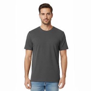 Puede incluir: Una camiseta gris carbón con cuello redondo. La camiseta de manga corta está hecha de una tela suave y texturizada. El modelo lleva vaqueros azules.