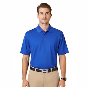 Puede incluir: Un polo azul real con mangas cortas y cuello abotonado. Se combina con pantalones color caqui y un cinturón negro con hebilla plateada. También se ve un reloj negro.