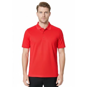 Op de afbeelding: Een effen rode poloshirt met een kraag en korte mouwen. De blouse heeft een knoopsluiting met drie knopen en is gemaakt van een gladde stof. Het model draagt een zwarte broek.